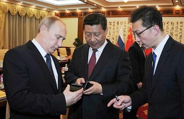 國(guó)禮只收新手機(jī)：普京送習(xí)近平的Yota Phone2到底有什么賣(mài)點(diǎn)？