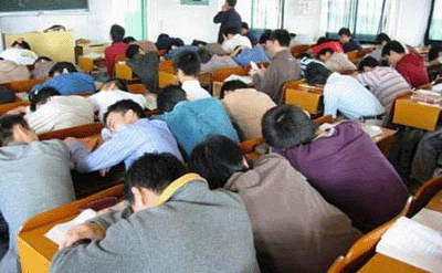 95 后特征：用 iPad 看書，用課本搞繪畫