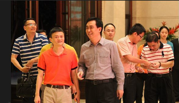【早報】神轉(zhuǎn)折！馬云率高管會面許家印，或?qū)⒁黄稹疤咦闱颉?></span><div><div>【<a >神轉(zhuǎn)折！馬云率高管會面許家印，或?qū)⒁黄稹疤咦闱颉?/a>】6月4日晚，阿里巴巴集團董事局主席馬云率領(lǐng)高管團隊抵達廣州恒大中心。恒大集團董事局主席許家印率領(lǐng)副總裁劉永灼等高管團隊親自迎接。而之前一直有消息傳馬云將入主杭州綠城。</div><div>馬云在來往中稱，“討論問題時，經(jīng)常有人會問“what if。。。?！?萬一。。”)。其實放不下的東西就千萬別拿起來。走不出來的地方千萬別僥幸進去。如果能回答：so what？！so TMD what?。∧蔷腿ジ砂?。哈哈。在機場，馬上去廣州！”</div><div>據(jù)知情人士透露，馬云此次很大可能與恒大合作，并與足球有關(guān)，相關(guān)發(fā)布會預計在6月5日上午11時召開。</div><div><br></div><div>【<a >新產(chǎn)品：亞馬遜或6月18日發(fā)布旗下首款3D智能手機</a>】6月5日，據(jù)華爾街日報網(wǎng)站報道，亞馬遜將于6月18日在西雅圖舉辦一場新產(chǎn)品發(fā)布會，可能是發(fā)布首款智能手機產(chǎn)品——還帶有3D界面。#看圖識物，是不是手機#</div><div><br></div><div><p style=